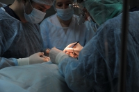 Операционная бригада выполняет хирургическую операцию при Варикоцеле