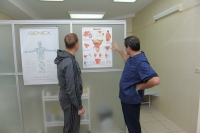 Врач уролог-андролог консультирует пациента